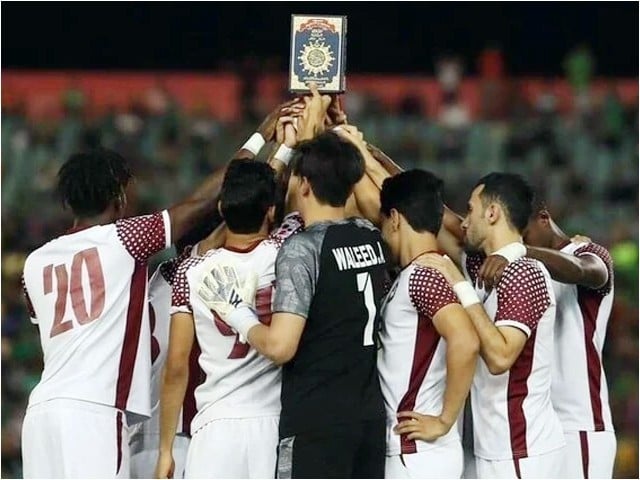 Desecration of Faran Majeed; Iraqi footballers, referees protest, go viral on social media During the league match, the players and referees entered the field lifting the Holy Quran (Photo: Social Media).