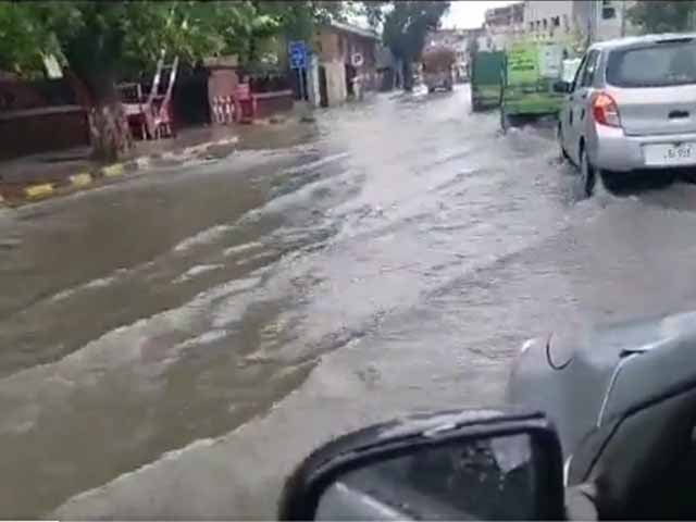 Continuous rain in Lahore since 4 o'clock in the morning, covered and low-lying areas were submerged