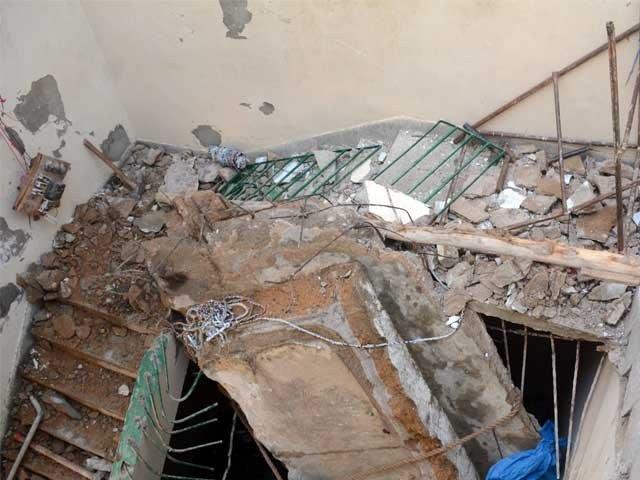 A couple and a child died after the roof collapsed due to rain in Lahore