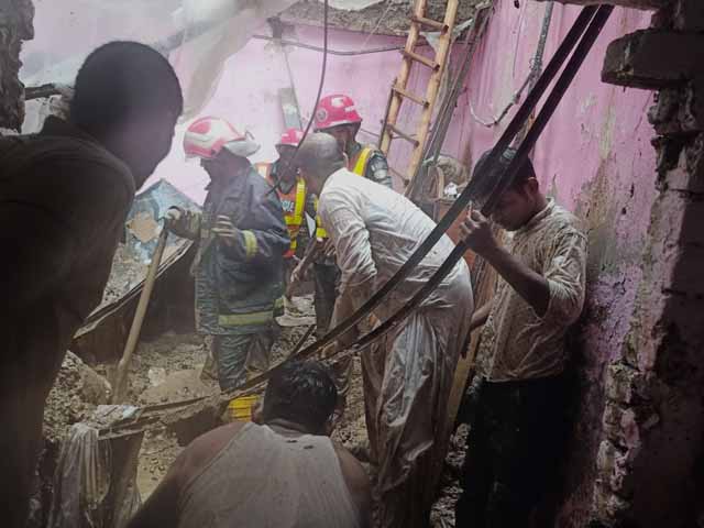 Lahore: The roof of the house collapsed due to heavy rain, a father and 3 children were killed