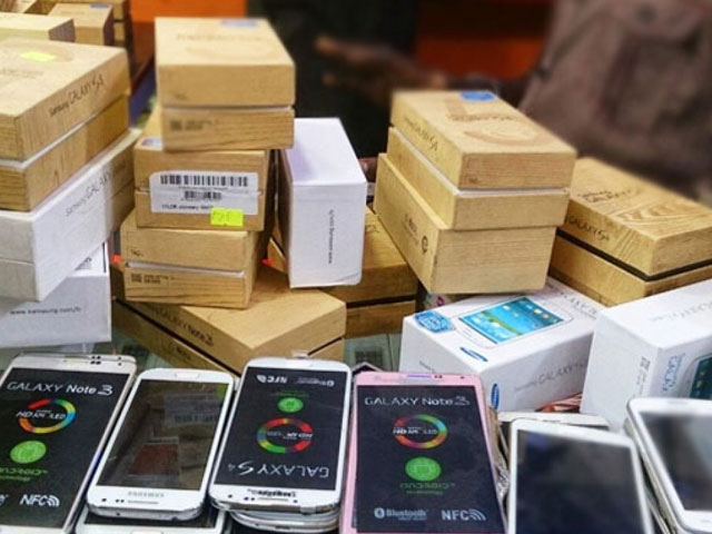 Mobile phones worth 6 crores recovered from 2 passengers coming from Dubai