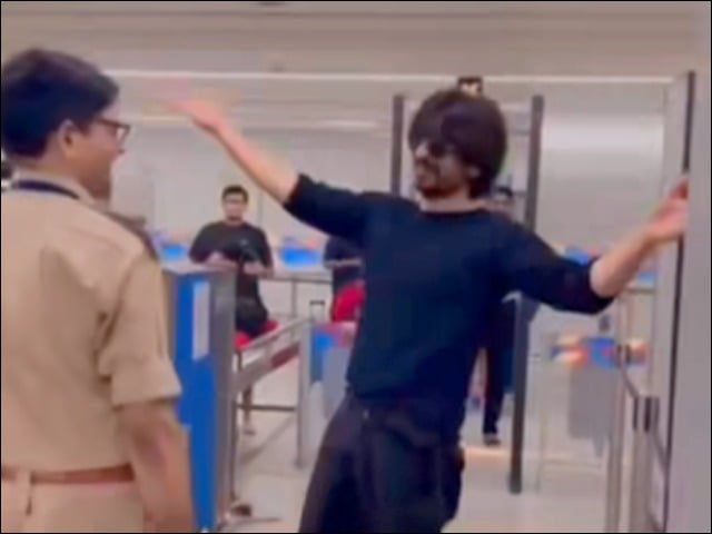 Shahrukh Khan's special pose of expressing love during the search at the airport, video viral