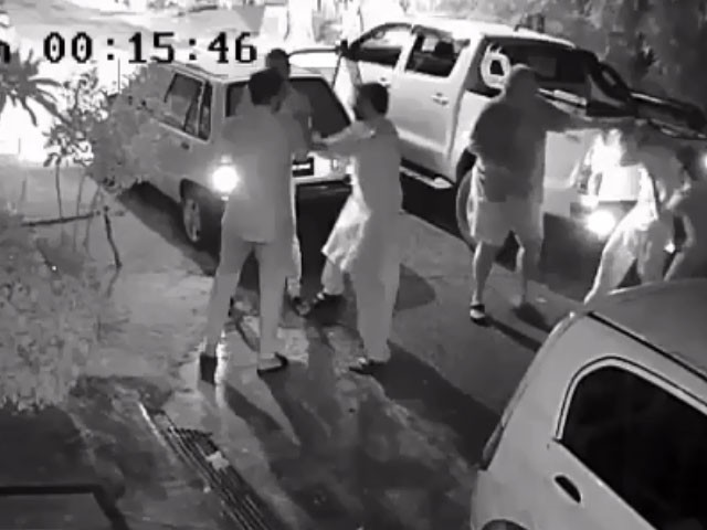Violence on youths for simply overtaking Swaramirzadas in Dala, video goes viral —Photo: Express News