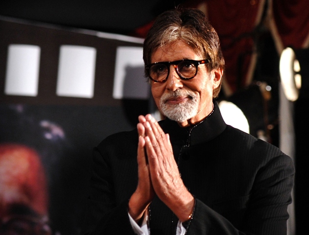 Amitabh Meets Fans in Special Dress of 'Project K', Video Goes Viral