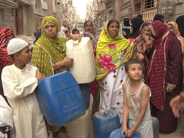 Water supply has been suspended in New Karachi for many months, the rule of the tanker mafia Photo: Express