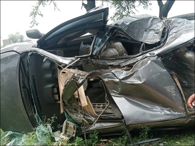 In Pindi, the car collided with a tree, the new bride was killed, four people were seriously injured Photo of the accident (Photo: Express)