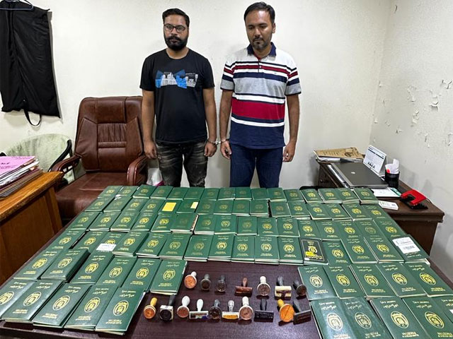 Karachi, 250 passports recovered from fake travel agency, two accused arrested