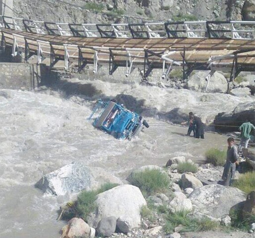 In Gilgit, a tourist's car fell into the river, 6 members of a family were swept away