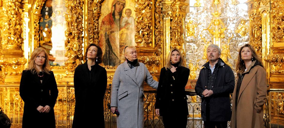 UNESCO Director-General Audrey Azoulay (2nd left) visited a church during her mission to Ukraine in April 2023. UNESCO Director-General Audrey Azoulay (2nd left) visited a church during her mission to Ukraine in April 2023.