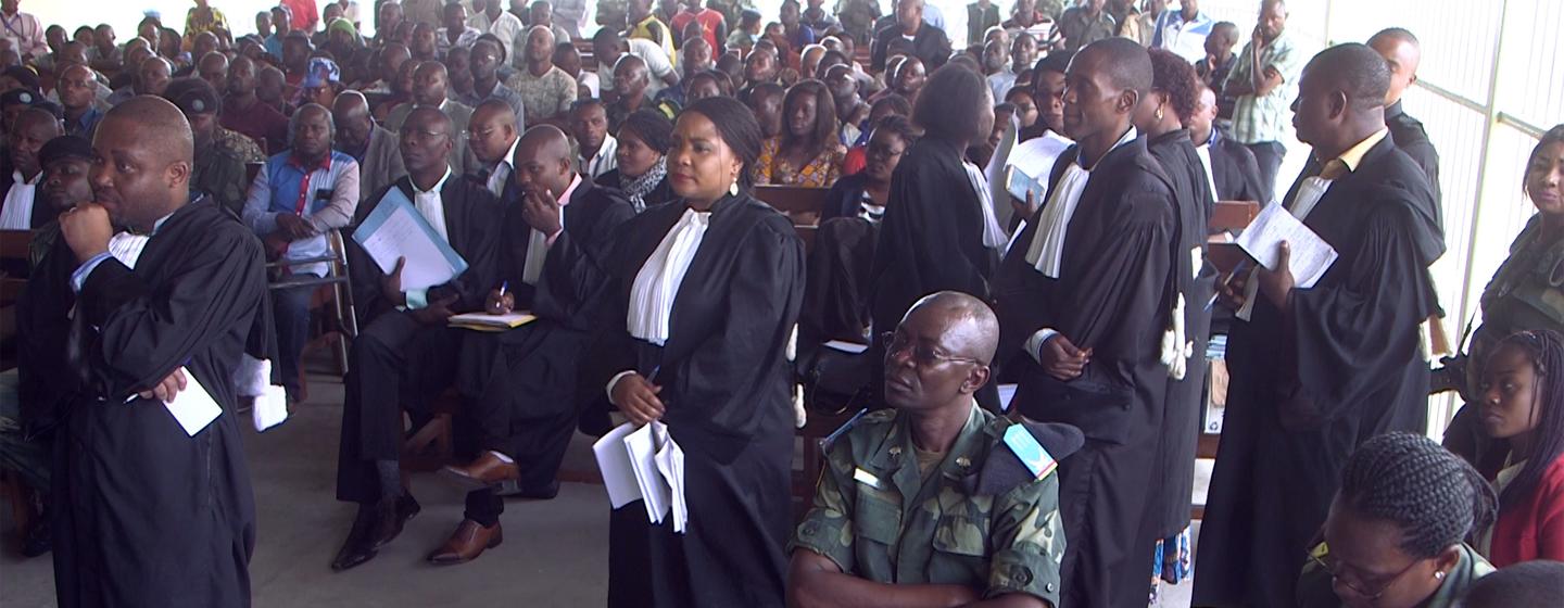 A crowd watching the trial of Ntabo Ntaberi Sheka. (file)