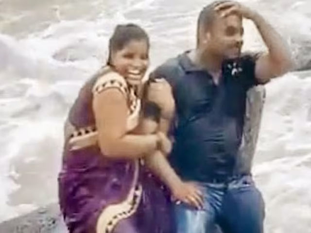 A woman was swept away by a tidal wave while taking a picture in India;  The video went viral