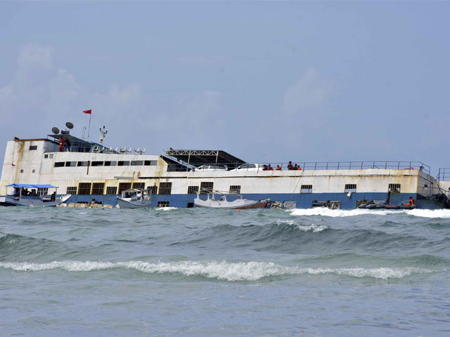 Boat sinks in Indonesia, 15 dead