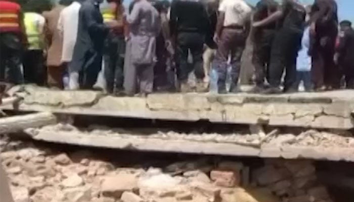 Cylinder blast, 3 storied building collapsed, 6 people died