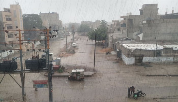 Heavy rain continues in different areas of Karachi