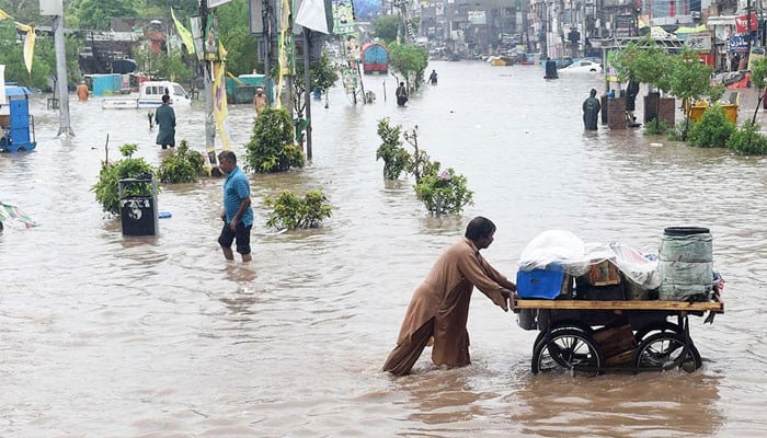 Heavy rain in Gujranwala, Faisalabad, water entering houses, vehicles difficult to drive