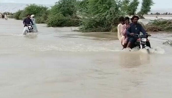 Heavy rain in Kir Thar mountain ranges, flooding in rivers