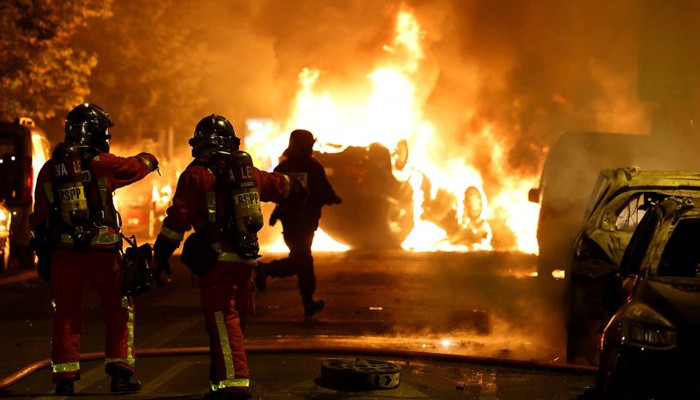 In France, surrounded by fire, the French Ministry of Interior declared a few hours decisive