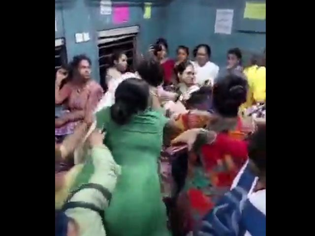 India: Women crush on each other in local train, hilarious comments on viral video