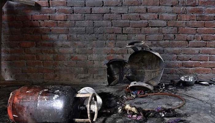 Karachi, gas cylinder explosion in house, one person died