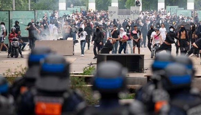 Protests continue in France, 917 people arrested in police operations