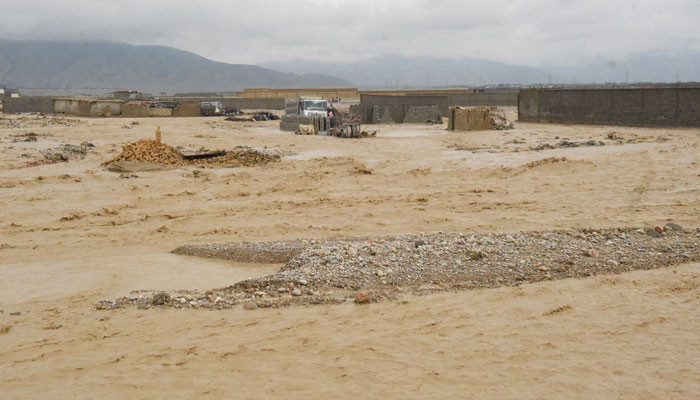 Rain and floods, highway closed at Panjara Bridge