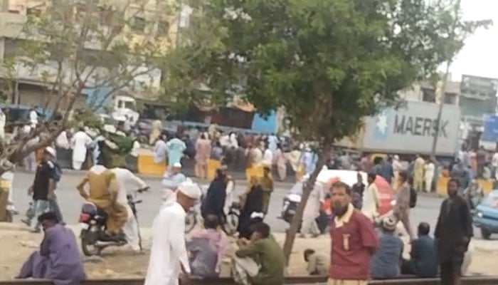 Residents protest against water and electricity shutdown, traffic suspended on Maripur Road