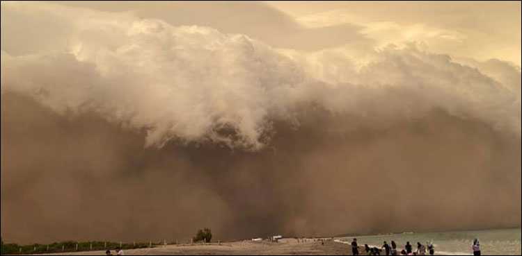 Sandstorm in Mexico, the city's atmosphere turned red