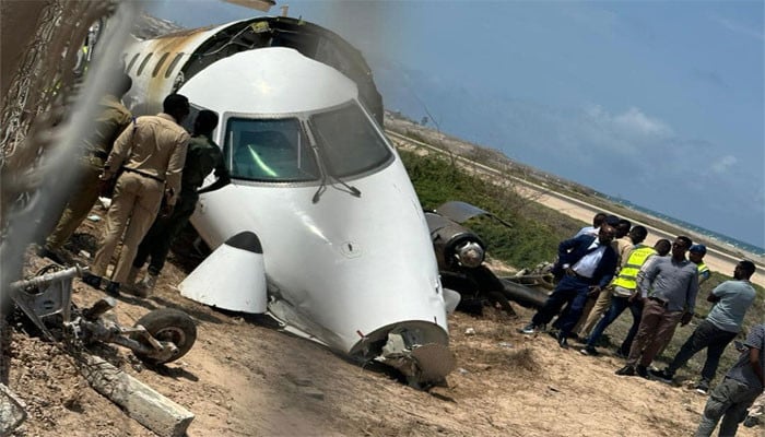 Small plane crashed at Mogadishu airport, 2 people injured