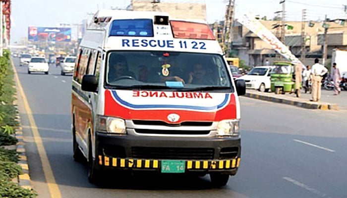 The car collided with the motorcycle after the tire burst, 5 people were killed