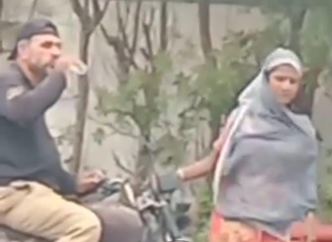 The policeman who openly drank alcohol and misbehaved with a woman's ass, was suspended