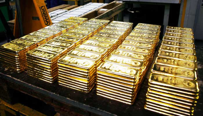 The price of gold per tola in the country decreased by Rs.500