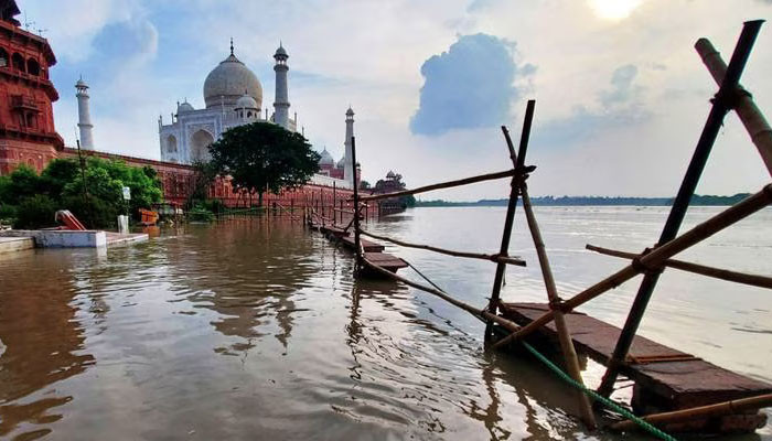 The water of Yamuna river reached the walls of Taj Mahal, Indian media