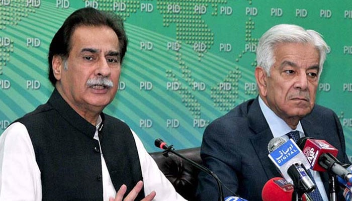 What did federal ministers Ayaz Sadiq, Khawaja Asif say about the issue of arms license issue?