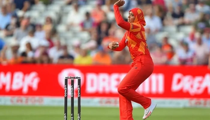 Who is Ibtaha Maqsood who wears hijab and plays cricket?