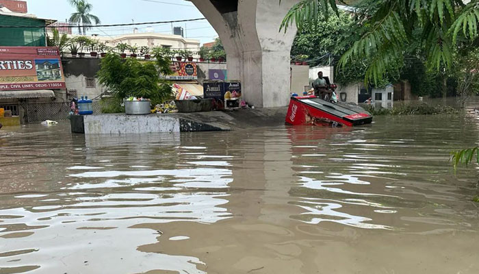 Yamuna river water enters Delhi city, educational institutions closed