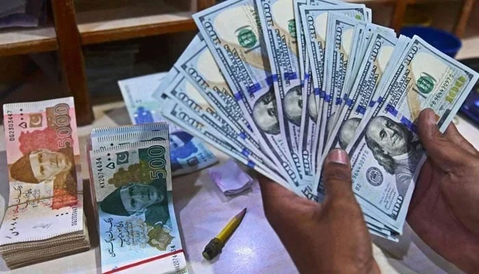Dollar cheaper in Interbank File photo