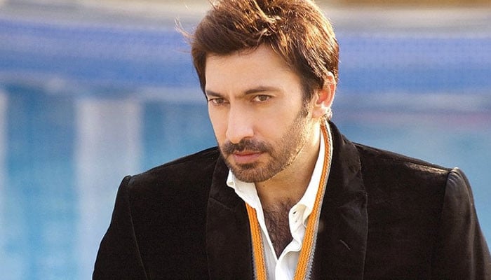 How did Ijaz Aslam travel across London on a single train ticket?