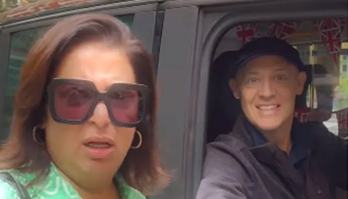Farah Khan flirting with a taxi driver in London Photo, screen grab