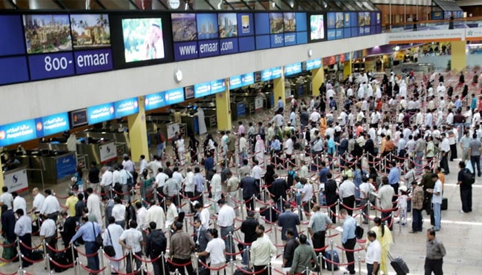 There are queues of passengers at Dubai Airport.