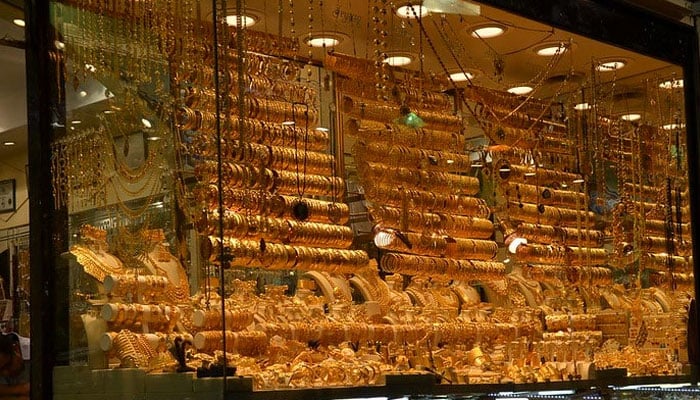 Reduction in the price of gold per tola in the country by 1900 rupees Iconic photo