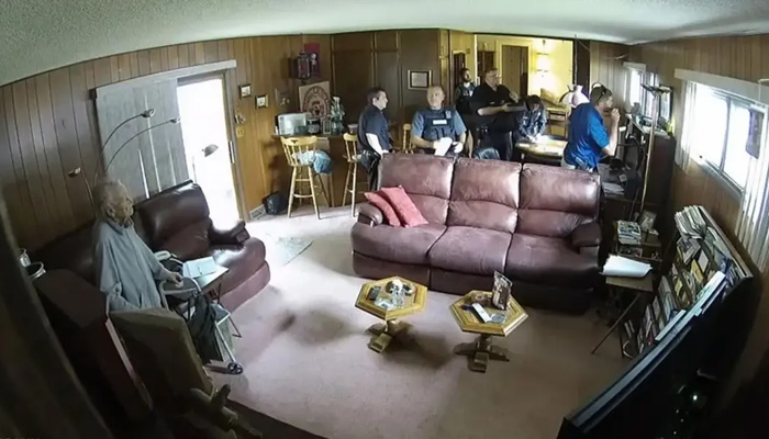A 98-year-old woman died shortly after the American police raided the house Photo, screen grab