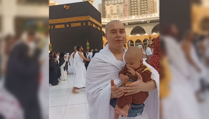 Nasir Khan Jan achieved the happiness of Umrah