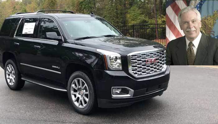 Ex-governor busy with radio program, thief escapes with car America: Ex-governor engaged in radio program, thief escaped with car