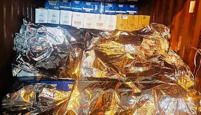An attempt to smuggle liquor worth 8.5 crores to Karachi under the guise of the embassy failed An attempt to smuggle liquor worth 8.5 crores to Karachi under the guise of the embassy failed