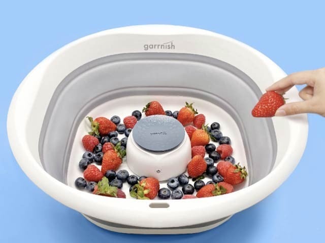 A pot to eliminate the effects of pesticides from fruits and vegetables Garnish removes all traces of chemicals and pesticides from vegetables and fruits in ten minutes. Photo: Courtesy of Andy Gogo