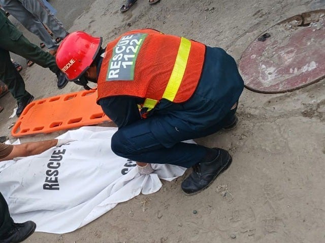 Lahore; Two people died after getting trapped in the manhole Photo: Rescue 1122