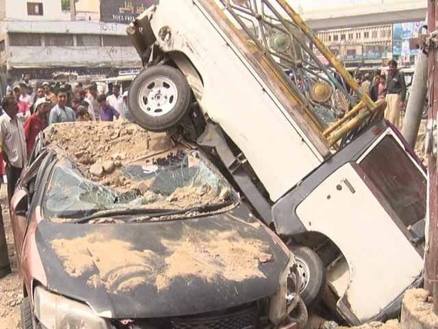 Gas explosion in sewer line in Karachi, 9 people injured Photo: Express News