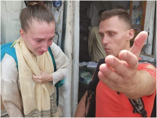 The statement of the spokesperson of KP Police on the mistreatment of foreign tourist spouses came out No official misbehaved with the guest couple, said Khyber Pakhtunkhwa Police spokesperson (Photo: Express TV).