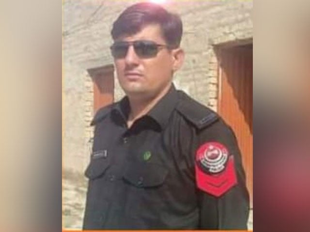 A policeman was martyred by the firing of advertising accused in Kirk District Security Branch (DSB) in-charge Rehmanullah was martyred during the police encounter