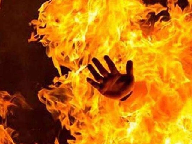 For torturing the mother and kicking her out of the house, the daughter burned the drugged father alive Daughter took revenge on her mother by killing her father (Photo: File)